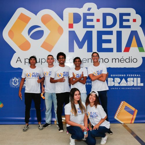 Pernambuco celebra lançamento oficial do Programa Pé-de-Meia