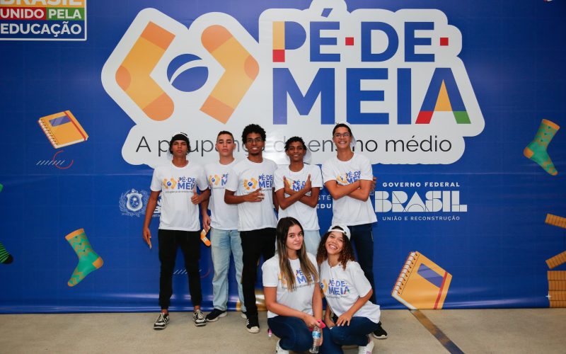 Pernambuco celebra lançamento oficial do Programa Pé-de-Meia